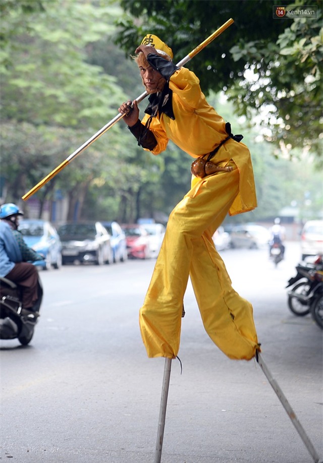 Clip: Tôn Ngộ Không đi cà kheo, múa gậy, tỉa hoa quả giữa đường phố Hà Nội - Ảnh 10.