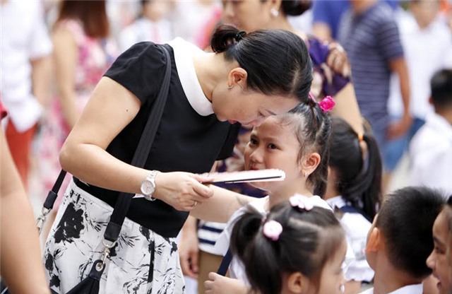 'Chờ tới nơi mới ăn thì con không kịp vào học, nên cũng đành”
