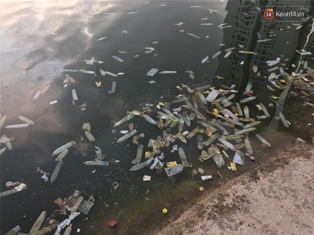 Ông Tây chụp ảnh bao cao su ngập hồ Linh Đàm: “Thấy tôi quay phim nhiều người đã chửi” - Ảnh 1.