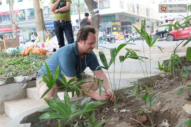 Ông Tây chụp ảnh bao cao su ngập hồ Linh Đàm: “Thấy tôi quay phim nhiều người đã chửi” - Ảnh 4.