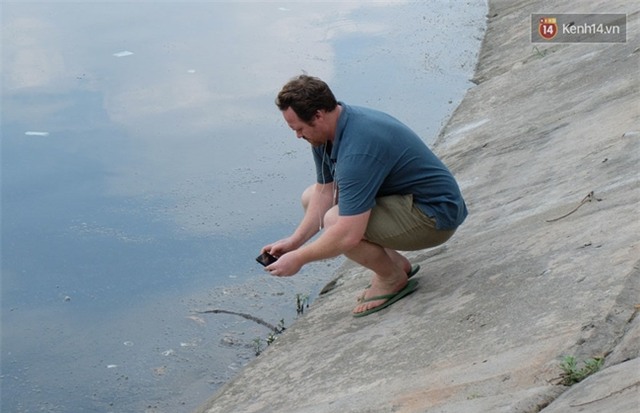 Ông Tây chụp ảnh bao cao su ngập hồ Linh Đàm: “Thấy tôi quay phim nhiều người đã chửi” - Ảnh 5.