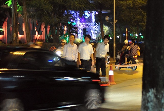 Giao thông hỗn loạn nên nguy hiểm luôn rình rập người đi bộ qua đoạn đường