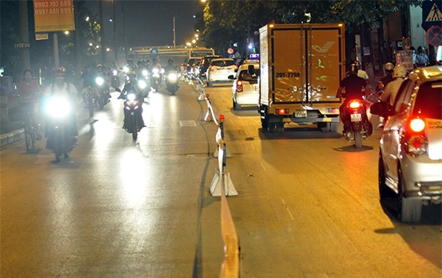 Làn đường còn lại (hướng đi vào nội thành) được chia đôi bằng dải phân cách mềm để phương tiện lưu thông hai chiều