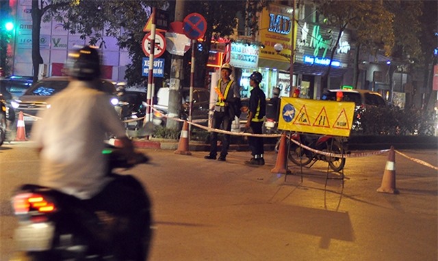 Nhiều người chưa quen với việc một làn đường bị cấm lưu thông nên vẫn tiến đến sát biển báo mới nhận ra