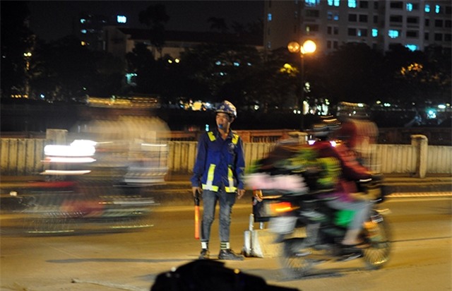 Đơn vị thi công tuyến đường sắt phải cho công nhân đứng giữa đường cảnh báo người điều khiển phương tiện giao thông