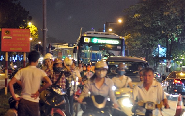 Người điều khiển phương tiện phải chật vật đi qua đoạn đường