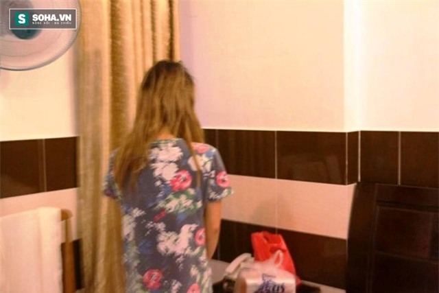 Đột kích khách sạn ở Sài Gòn, nhiều “chân dài” đang chờ bán dâm - Ảnh 3.