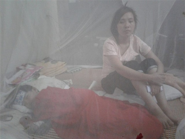 Gia đình xót xa bên con gái bé bỏng thiếp ngủ đi vì quá đau đớn. Ảnh: Nông Thuyết