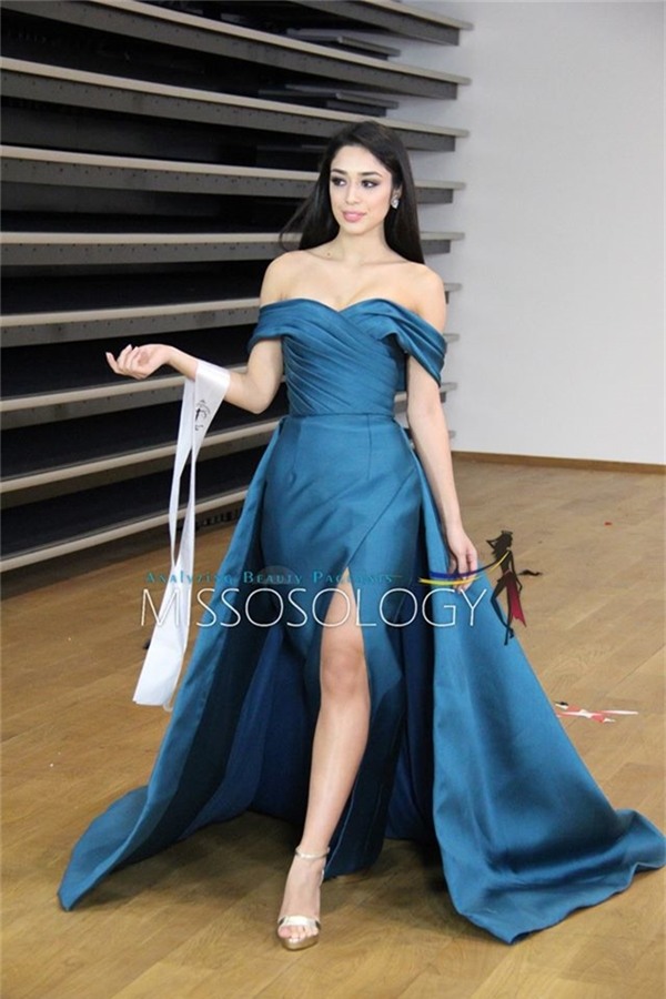 Hoa hậu Philippines trình diễn thiết kế với điểm nhấn ở cấu trúc dựng phom độc đáo.