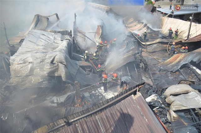 Cháy lớn tại kho xưởng ở vùng ven Sài Gòn, khói đen bốc cao hàng chục mét - Ảnh 10.