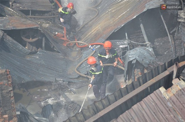 Cháy lớn tại kho xưởng ở vùng ven Sài Gòn, khói đen bốc cao hàng chục mét - Ảnh 11.