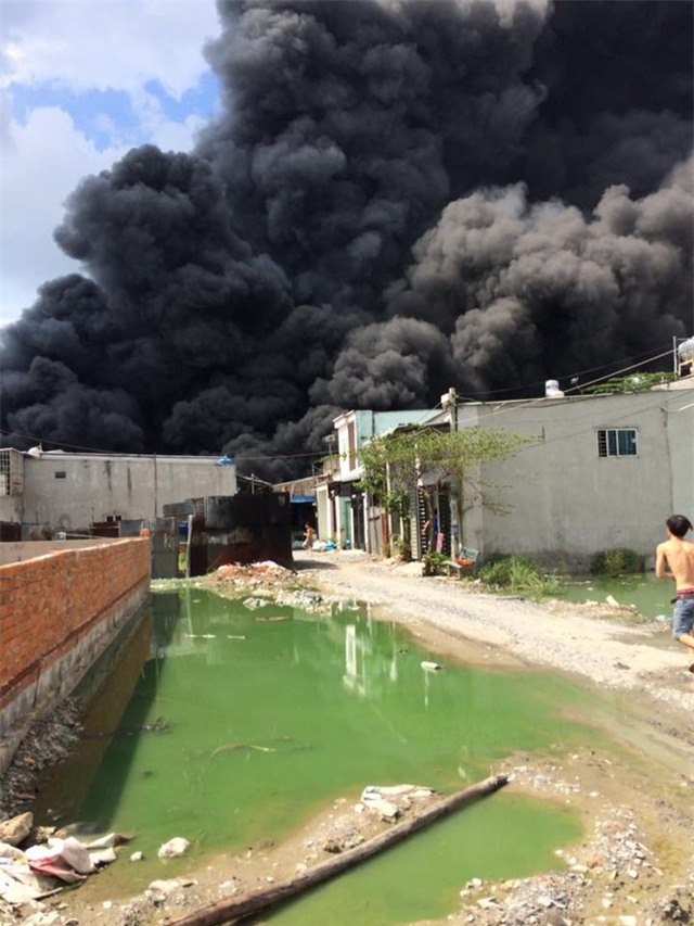 Cháy lớn tại kho xưởng ở vùng ven Sài Gòn, khói đen bốc cao hàng chục mét - Ảnh 2.
