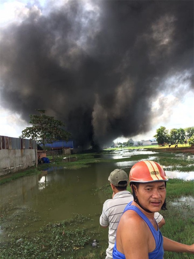 Cháy lớn tại kho xưởng ở vùng ven Sài Gòn, khói đen bốc cao hàng chục mét - Ảnh 3.