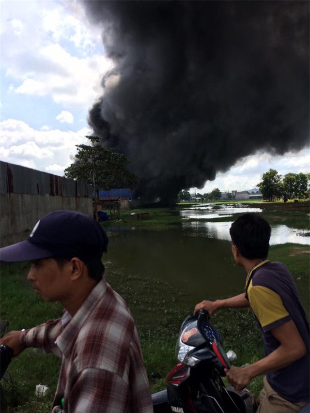 Cháy lớn tại kho xưởng ở vùng ven Sài Gòn, khói đen bốc cao hàng chục mét - Ảnh 4.