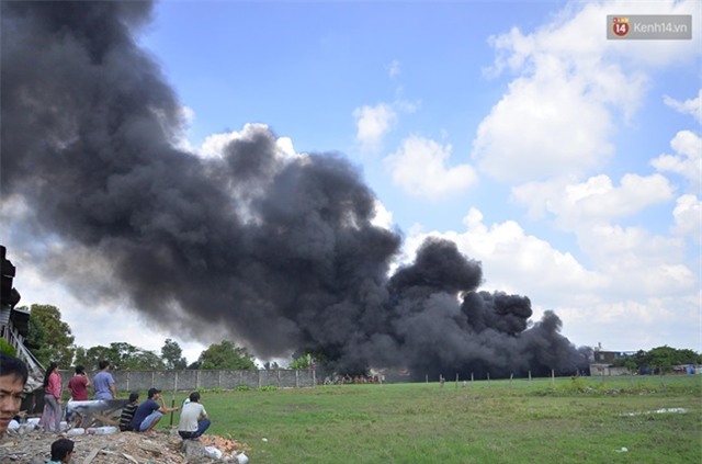 Cháy lớn tại kho xưởng ở vùng ven Sài Gòn, khói đen bốc cao hàng chục mét - Ảnh 5.