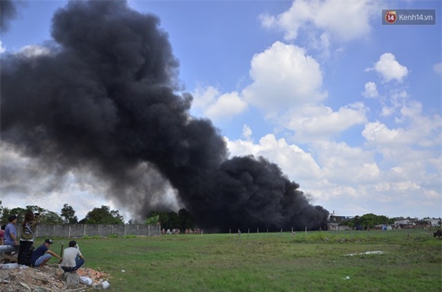 Cháy lớn tại kho xưởng ở vùng ven Sài Gòn, khói đen bốc cao hàng chục mét - Ảnh 6.