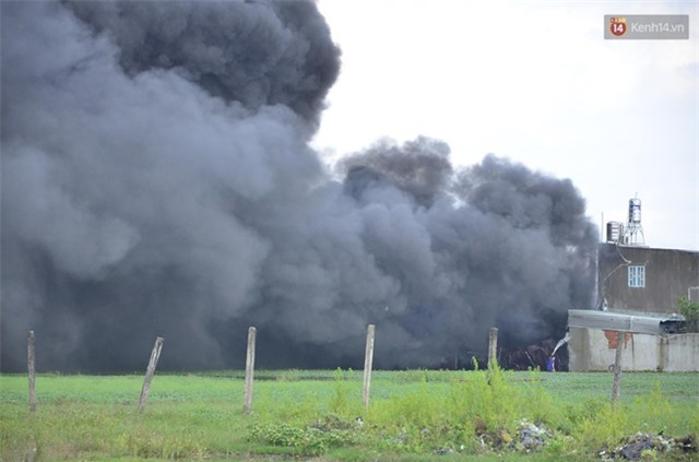 Cháy lớn tại kho xưởng ở vùng ven Sài Gòn, khói đen bốc cao hàng chục mét - Ảnh 7.