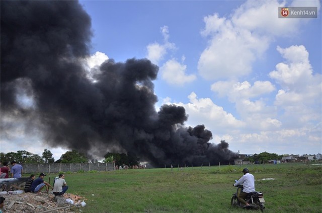 Cháy lớn tại kho xưởng ở vùng ven Sài Gòn, khói đen bốc cao hàng chục mét - Ảnh 8.