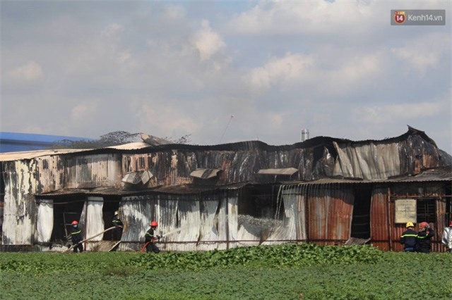 Cháy lớn tại kho xưởng ở vùng ven Sài Gòn, khói đen bốc cao hàng chục mét - Ảnh 9.