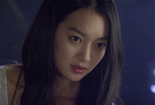 Cứ nghĩ đến cảnh cả đêm qua hai kẻ đó quấn quýt với nhau ở chốn cũ của bọn họ là Lan lại giận đến run cả người.