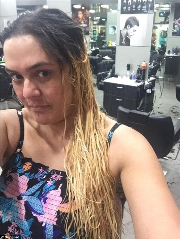 Đi làm đẹp nhưng người phụ nữ này lại nhận được một mái tóc còn hơn cả thảm họa - Ảnh 2.