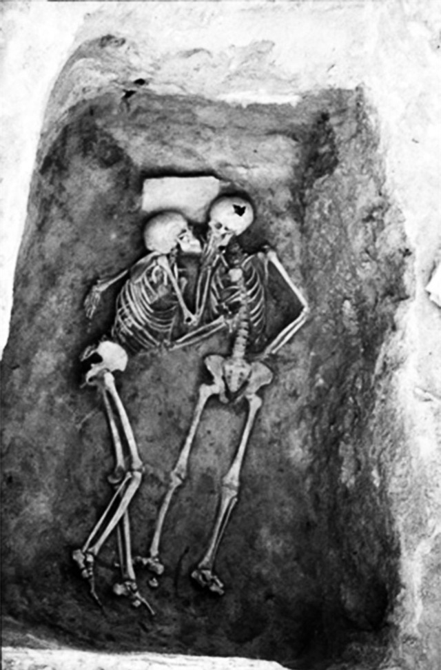 Tình yêu vĩnh cửu qua bức ảnh nụ hôn 2.800 năm khiến nhiều người xúc động - Ảnh 1.