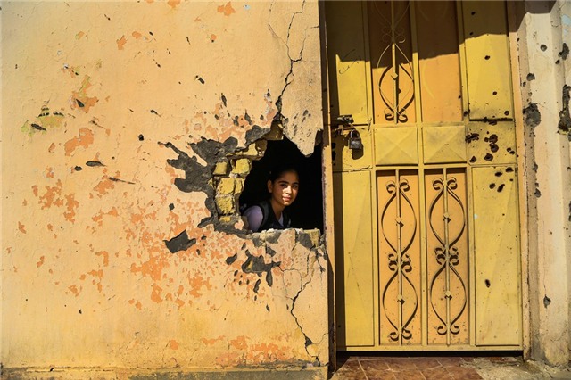 Tre em vung chien hoc bai giua dong do nat vi bom dan hinh anh 2