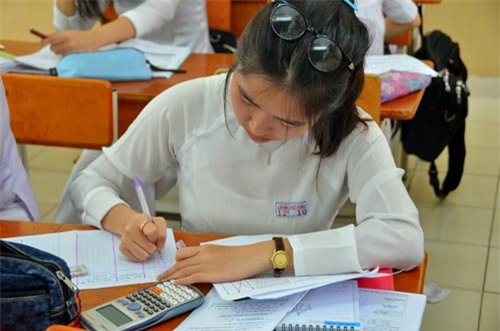 Lúng túng ra đề thi trắc nghiệm - Ảnh 1.