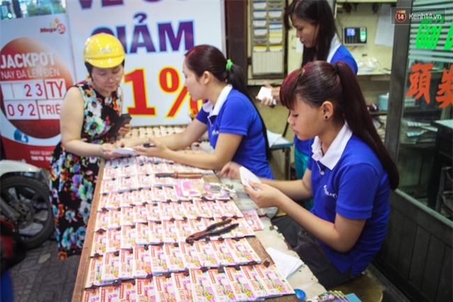 Người mua vé số tăng đột biến, các đại lý Vietlott ở Sài Gòn đã bán giá thấp hơn quy định - Ảnh 1.