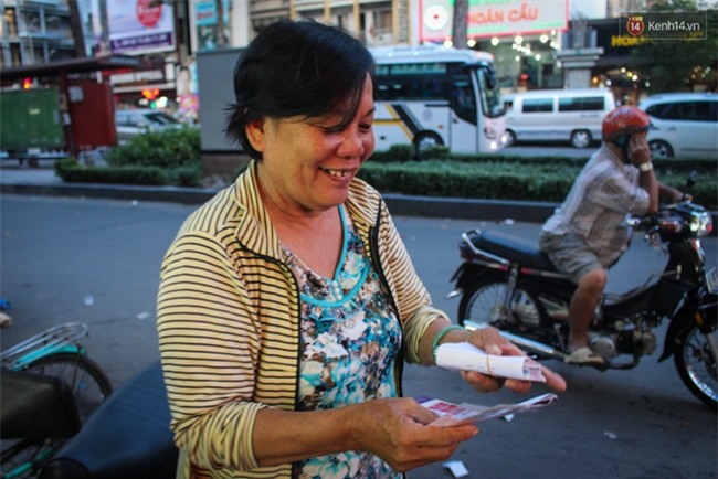 Người mua vé số tăng đột biến, các đại lý Vietlott ở Sài Gòn đã bán giá thấp hơn quy định - Ảnh 2.