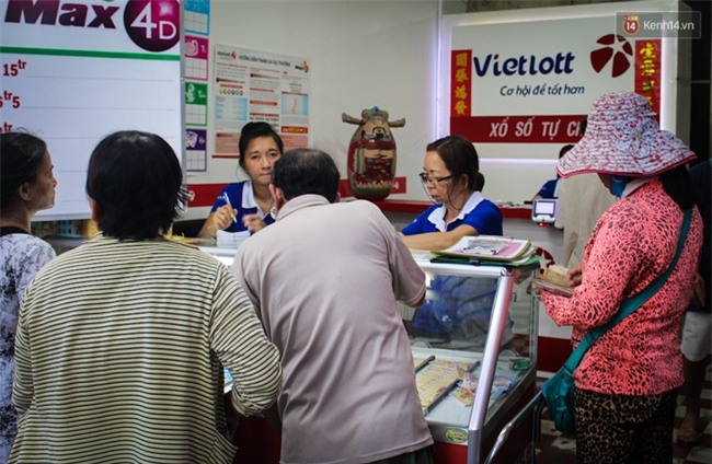 Người mua vé số tăng đột biến, các đại lý Vietlott ở Sài Gòn đã bán giá thấp hơn quy định - Ảnh 3.