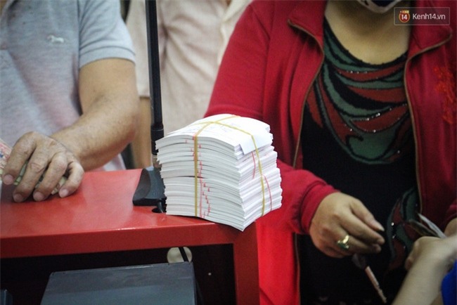 Người mua vé số tăng đột biến, các đại lý Vietlott ở Sài Gòn đã bán giá thấp hơn quy định - Ảnh 4.