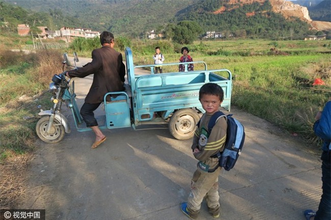 Cau be giong het Jack Ma gap rac roi vi bat ngo noi tieng hinh anh 2