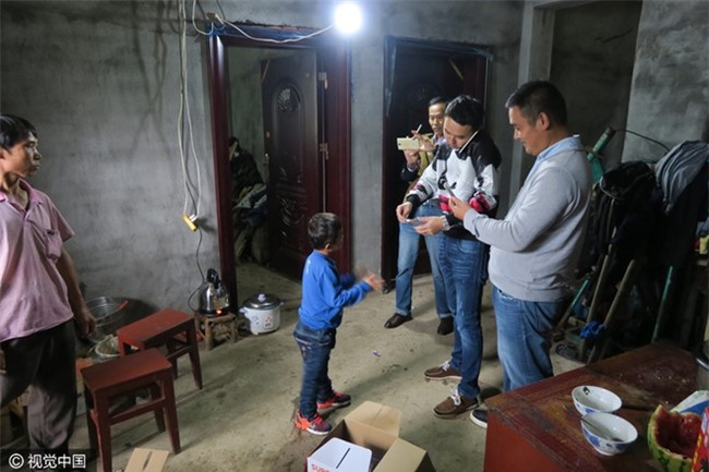 Cau be giong het Jack Ma gap rac roi vi bat ngo noi tieng hinh anh 8