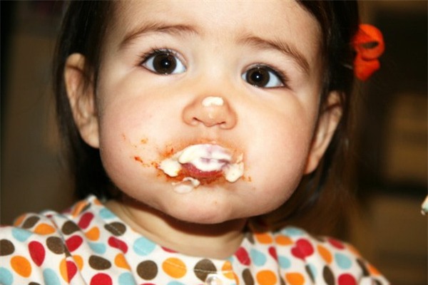 Trẻ nghịch hóa chất