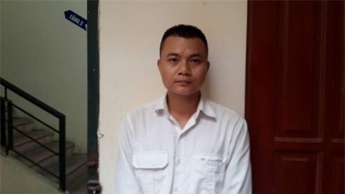Taxi đóng cửa kính kẹp tay cảnh sát rồi kéo lê trên đường ảnh 1