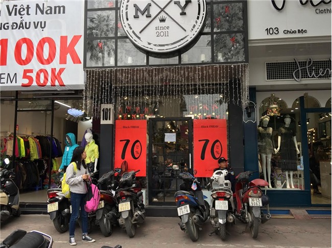 'Bão' Black Friday: Giảm 70% giăng khắp vỉa hè kéo khách