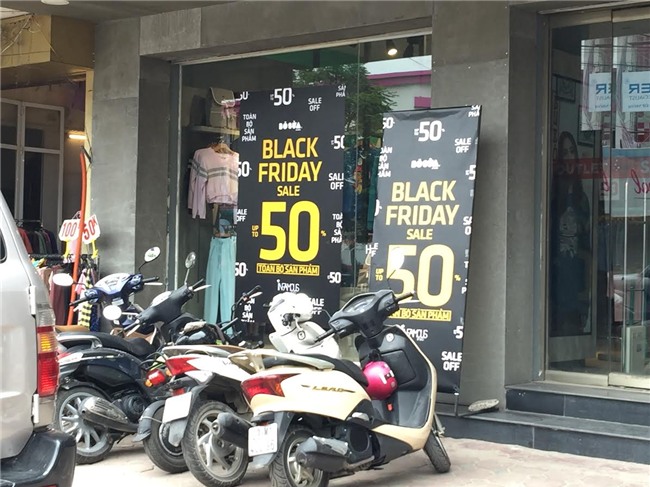 'Bão' Black Friday: Giảm 70% giăng khắp vỉa hè kéo khách