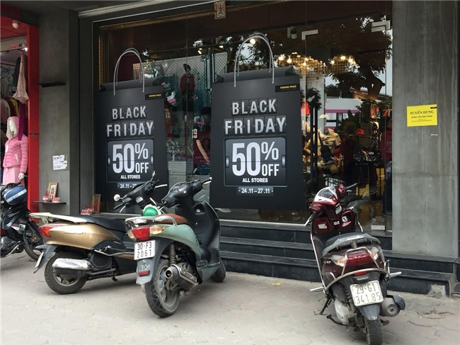 'Bão' Black Friday: Giảm 70% giăng khắp vỉa hè kéo khách
