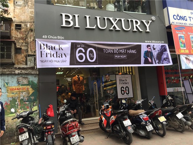 'Bão' Black Friday: Giảm 70% giăng khắp vỉa hè kéo khách
