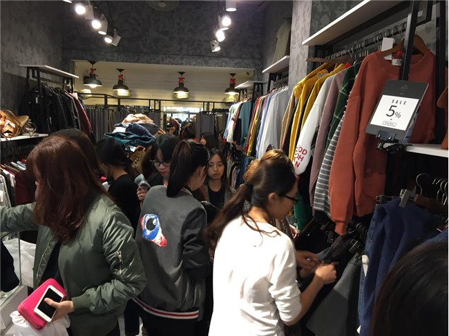 'Bão' Black Friday: Giảm 70% giăng khắp vỉa hè kéo khách