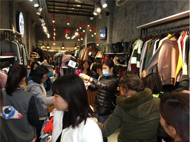 'Bão' Black Friday: Giảm 70% giăng khắp vỉa hè kéo khách