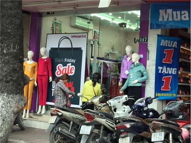 'Bão' Black Friday: Giảm 70% giăng khắp vỉa hè kéo khách