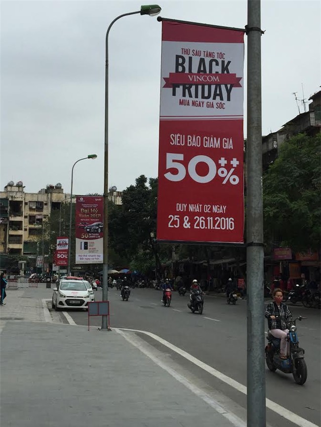 'Bão' Black Friday: Giảm 70% giăng khắp vỉa hè kéo khách