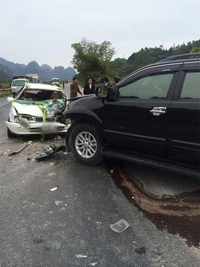 Cô dâu chú rể nhập viện cấp cứu khi xe rước dâu đấu đầu ô tô 7 chỗ - Ảnh 1.