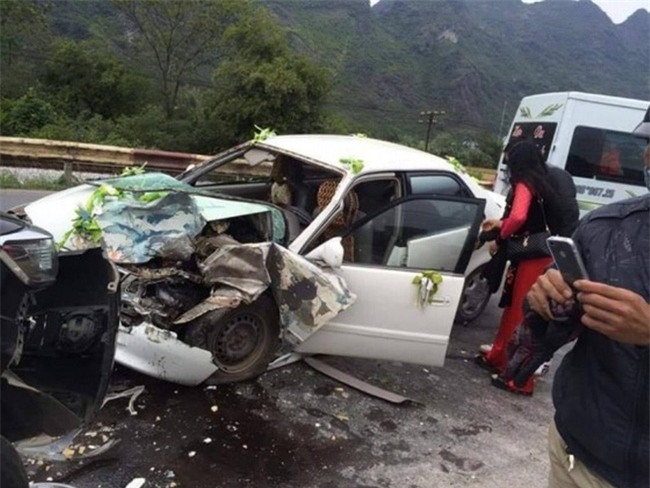 Cô dâu chú rể nhập viện cấp cứu khi xe rước dâu đấu đầu ô tô 7 chỗ - Ảnh 2.