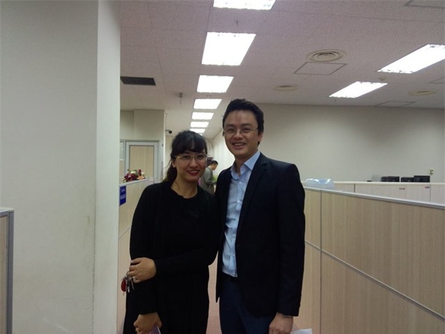 BTV Vân Anh và BTV Hữu Bằng trong giờ phút chia tay. Ảnh: HB.