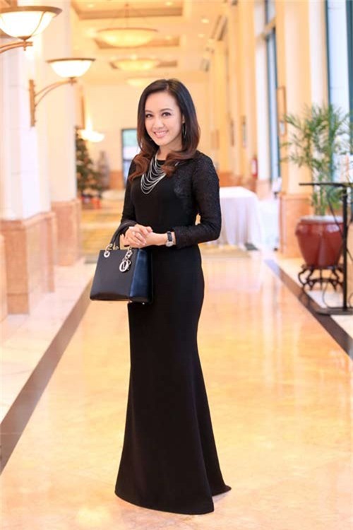 hanh dong vo tu gay chu y cua cac nu mc xinh dep tren song truyen hinh - 1