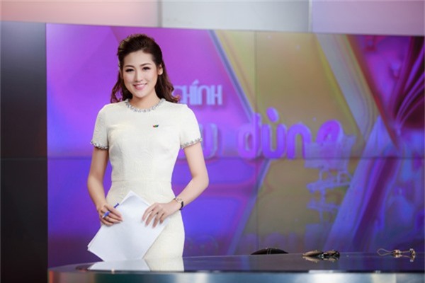 hanh dong vo tu gay chu y cua cac nu mc xinh dep tren song truyen hinh - 5