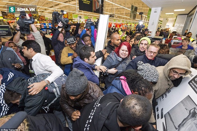 Clip: Ngỡ ngàng với cách người Nhật và người Mỹ đi mua sắm trong ngày Black Friday - Ảnh 1.